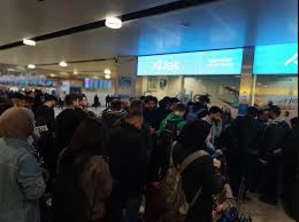 AJet&rsquo;te Yılın Son G&uuml;n&uuml; Kaosu: 42 Sefer İptal, Y&uuml;zlerce Yolcu Mahsur