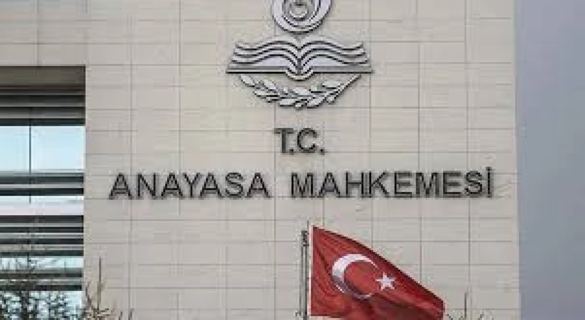 Anayasa Mahkemesi S&uuml;resiz Nafaka D&uuml;zenlemesini İptal Etti!