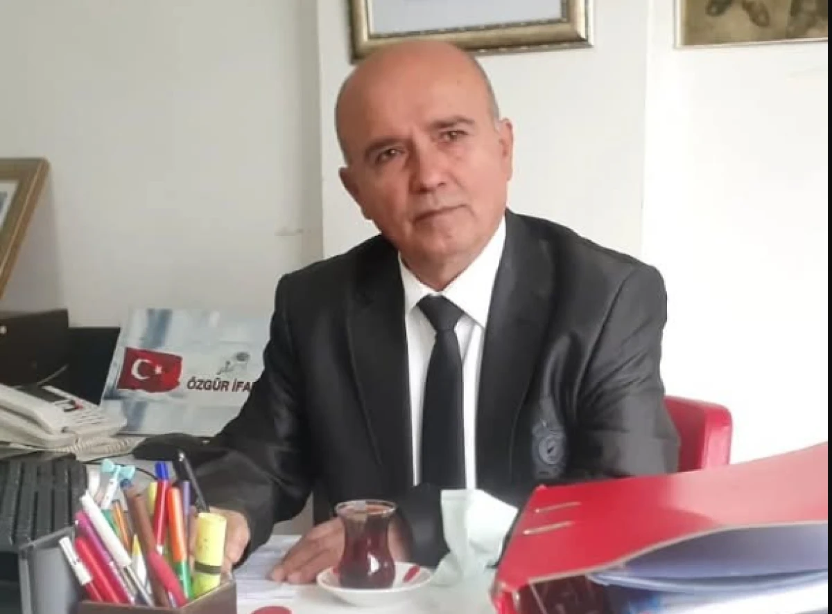 Annemize bir g&uuml;n &ccedil;i&ccedil;ek değil bir &ouml;m&uuml;r vefa bor&ccedil;luyuz.