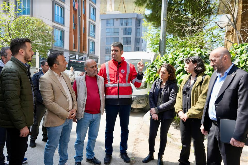 Başkan Gökhan Yüksel, Cevizlideki Balkon Çökmesiyle Alakalı İncelemelerde Bulundu