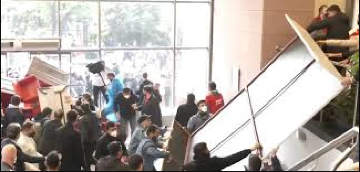CHP Genel Merkezine Polis M&uuml;dahalesi! &Ouml;zg&uuml;r &Ouml;zel Kendisini 12. Kata Kilitledi!