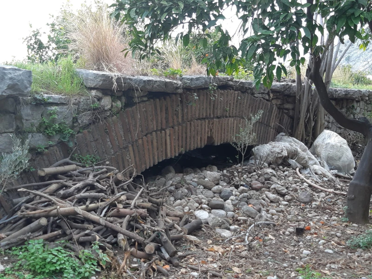Finike’deki 1800 yıllık Kırkgöz köprüsü yok olmak üzere!