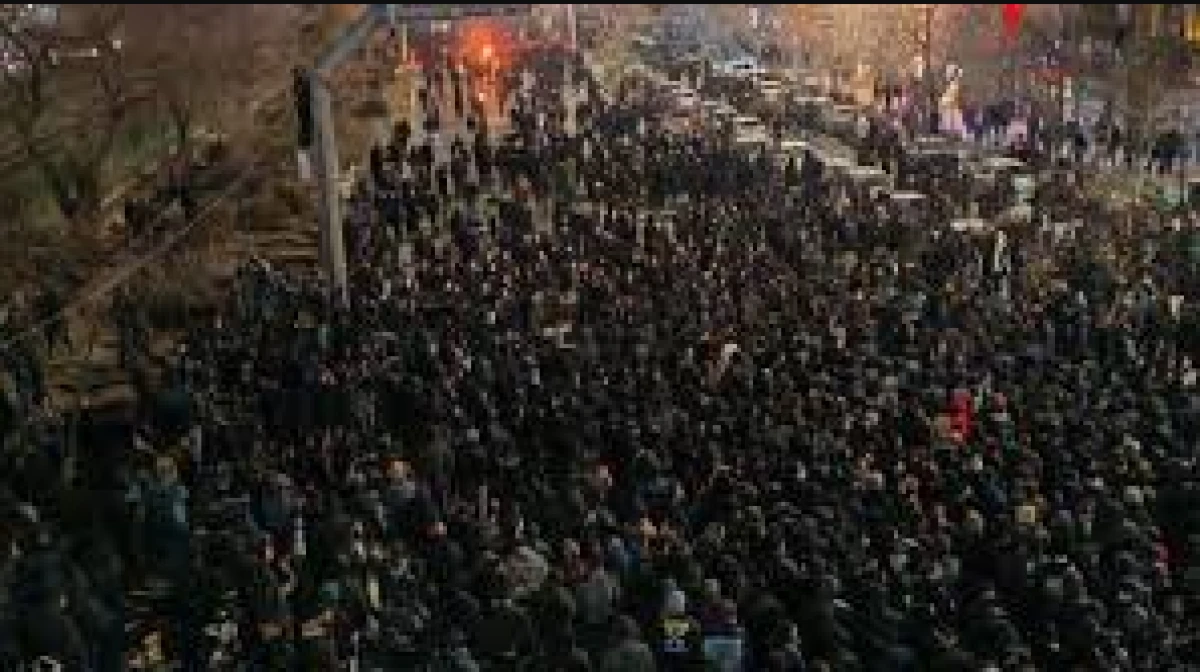 İran&rsquo;da Halk Ayaklanması Yayılıyor! Tahran Kritik Yol ayrımında...