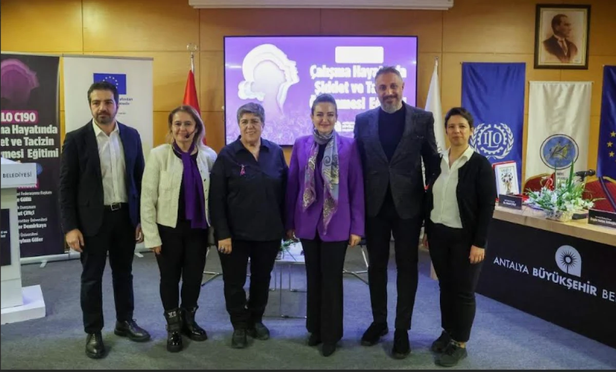 Kadına şiddetle m&uuml;cadele fotoğrafta kaldı!