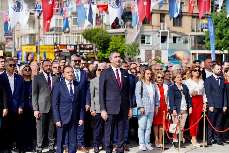 Kartal’da 19 Mayıs Törenleri Atatürk Anıtı’na Çelenk Sunumuyla Başladı