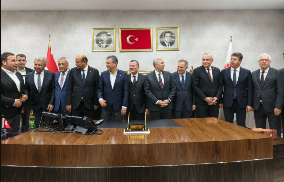 Özgür Özel Ali Doğan'ı makamında ziyaret etti.