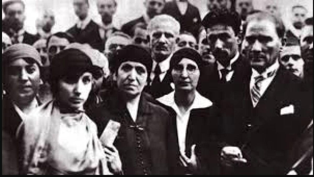 T&uuml;rk Kadınının Cepheden Meclise Uzanan Onur Yolu